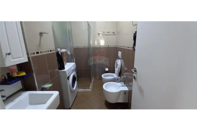 Tirane, jepet me qera 1+1+Ballkon Kati 3, 65 m² 500 € (Ali Demi)