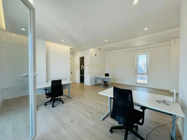 Tirane, jepet me qera zyre Kati 8, 140 m² 1.600 € (RRUGA E DIBRES)
