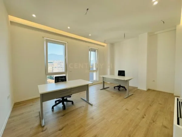 Tirane, jepet me qera zyre Kati 8, 140 m² 1.600 € (RRUGA E DIBRES)