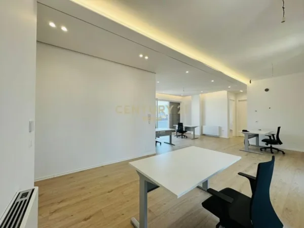 Tirane, jepet me qera zyre Kati 8, 140 m² 1.600 € (RRUGA E DIBRES)
