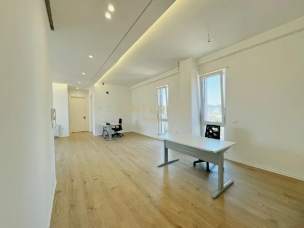 Tirane, jepet me qera zyre Kati 8, 140 m² 1.600 € (RRUGA E DIBRES)