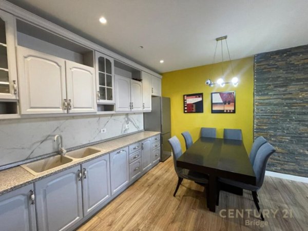 Tirane, jepet me qera apartament 3+1+Ballkon Kati 10, 145 m² 950 € (RRUGA E KOSOVAREVE)