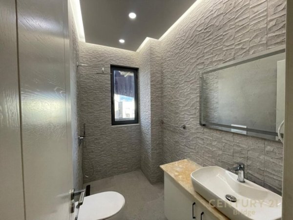 Tirane, jepet me qera apartament 3+1+Ballkon Kati 10, 145 m² 950 € (RRUGA E KOSOVAREVE)