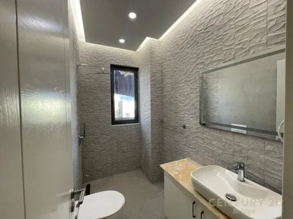 Tirane, jepet me qera apartament 3+1+Ballkon Kati 10, 145 m² 950 € (RRUGA E KOSOVAREVE)