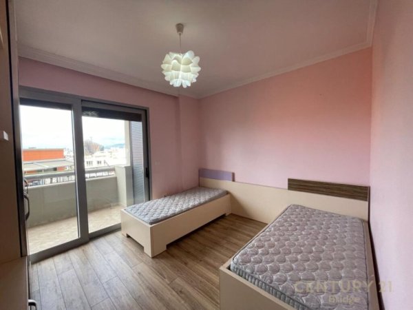 Tirane, jepet me qera apartament 3+1+Ballkon Kati 10, 145 m² 950 € (RRUGA E KOSOVAREVE)