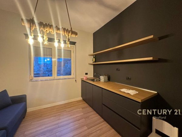 Tirane, jap me qera zyre Kati 1, 73 m² 650 € (rruga bardhyl)