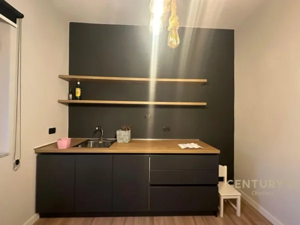 Tirane, jap me qera zyre Kati 1, 73 m² 650 € (rruga bardhyl)