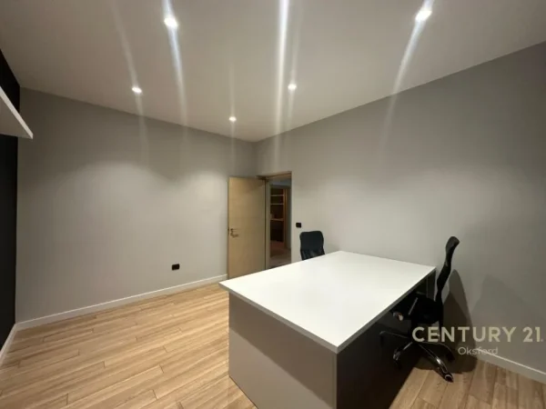 Tirane, jap me qera zyre Kati 1, 73 m² 650 € (rruga bardhyl)