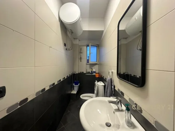 Tirane, jap me qera zyre Kati 1, 73 m² 650 € (rruga bardhyl)