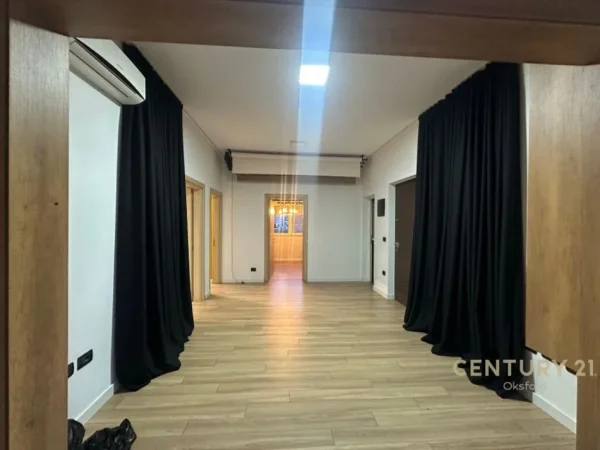 Tirane, jap me qera zyre Kati 1, 73 m² 650 € (rruga bardhyl)