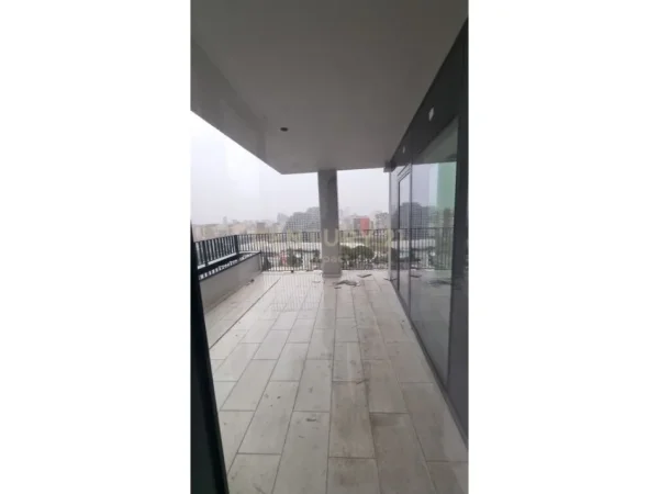 Tirane, jepet me qera zyre Kati 7, 232 m² 3.000 € (liqeni)