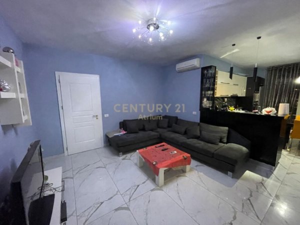 Tirane, jepet me qera apartament 2+1 Kati 2, 99 m² 500 € (fresku)