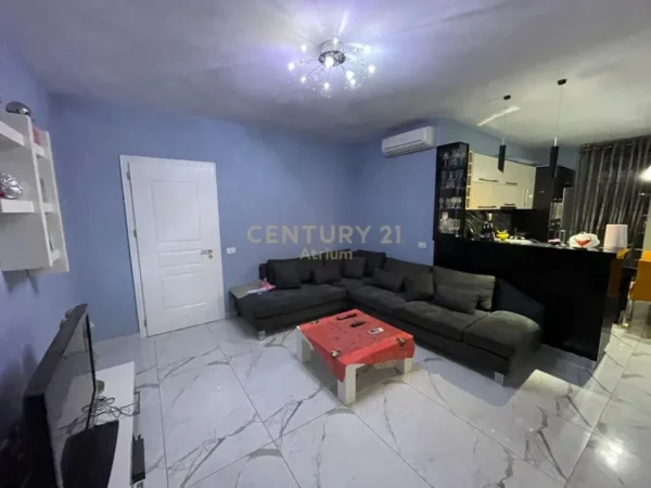 Tirane, jepet me qera apartament 2+1 Kati 2, 99 m² 500 € (fresku)