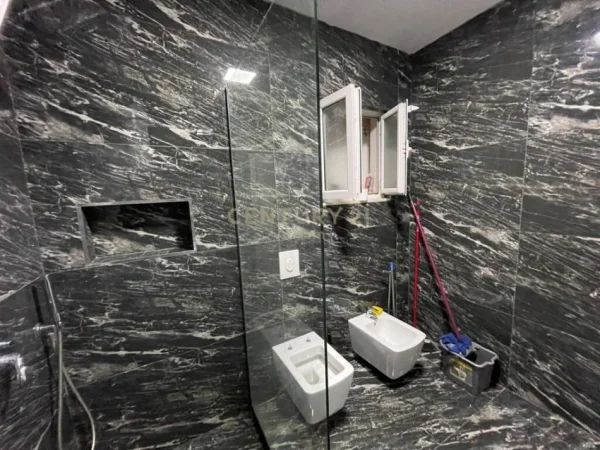 Tirane, jepet me qera apartament 2+1 Kati 2, 99 m² 500 € (fresku)
