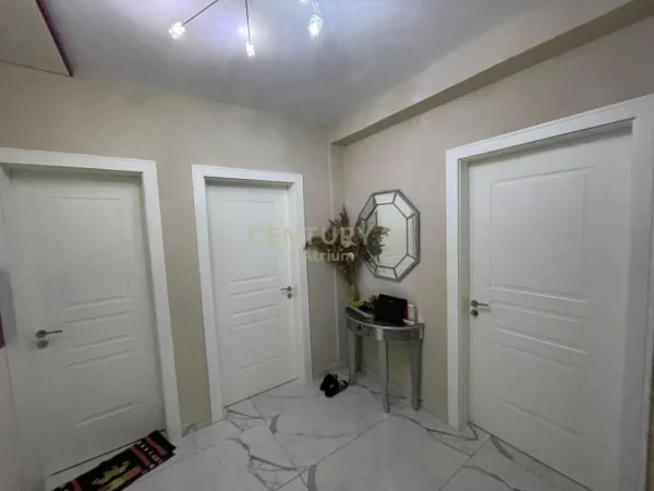 Tirane, jepet me qera apartament 2+1 Kati 2, 99 m² 500 € (fresku)