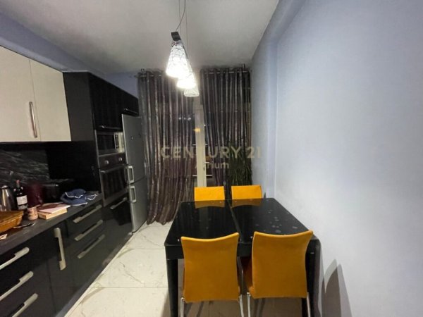 Tirane, jepet me qera apartament 2+1 Kati 2, 99 m² 500 € (fresku)
