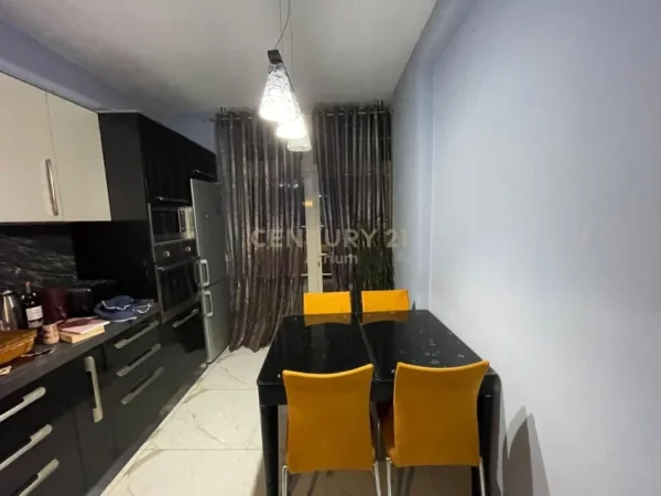 Tirane, jepet me qera apartament 2+1 Kati 2, 99 m² 500 € (fresku)