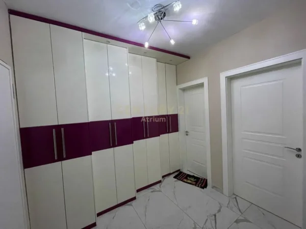 Tirane, jepet me qera apartament 2+1 Kati 2, 99 m² 500 € (fresku)