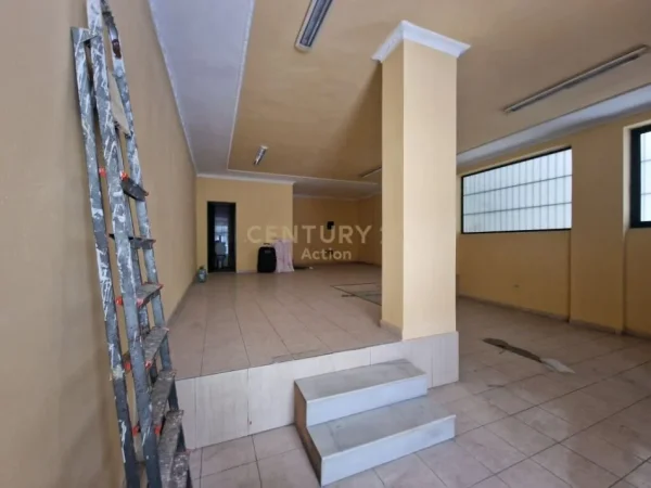 Tirane, shes dyqan Kati 0, 85 m² 85.000 € (kodra e diellit)