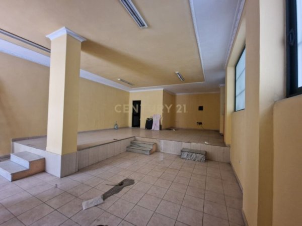 Tirane, shes dyqan Kati 0, 85 m² 85.000 € (kodra e diellit)