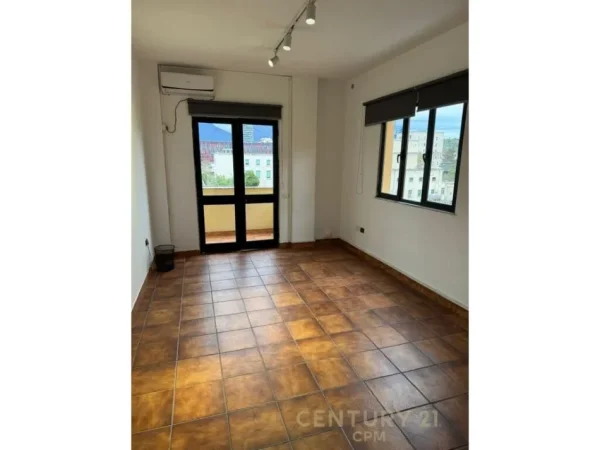Tirane, jepet me qera ambjent biznesi Kati 2, 156 m² 750 € (Blloku)