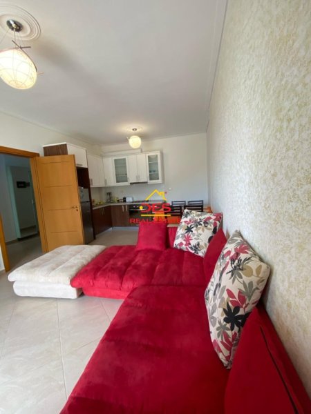 Vlore, jepet me qera apartament 1+1+Ballkon Kati 8, 77 m² 380 € (Rruga Murat Tërbaçi, Vlorë)