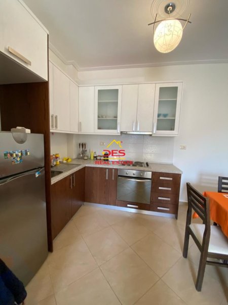 Vlore, jepet me qera apartament 1+1+Ballkon Kati 8, 77 m² 380 € (Rruga Murat Tërbaçi, Vlorë)