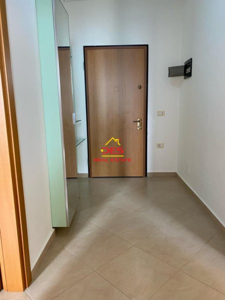 Vlore, jepet me qera apartament 1+1+Ballkon Kati 8, 77 m² 380 € (Rruga Murat Tërbaçi, Vlorë)