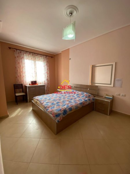 Vlore, jepet me qera apartament 1+1+Ballkon Kati 8, 77 m² 380 € (Rruga Murat Tërbaçi, Vlorë)