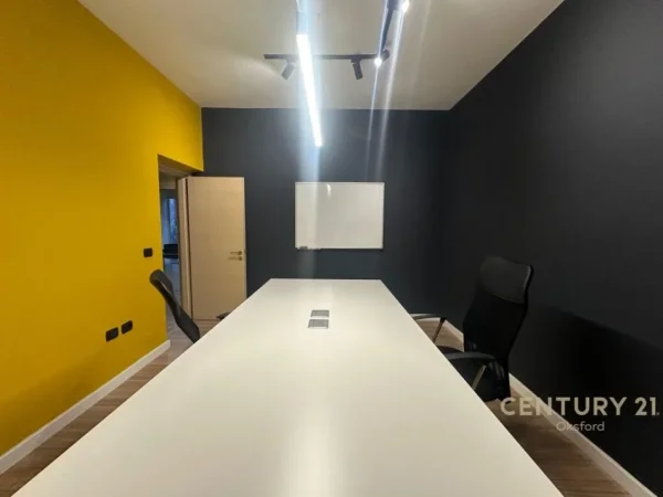 Tirane, jepet me qera zyre Kati 1, 73 m² 650 € (RRUGA BARDHYL)