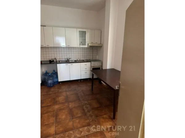 Tirane, jepet me qera zyre Kati 5, 156 m² 750 € (ish blloku)