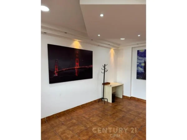 Tirane, jepet me qera zyre Kati 5, 156 m² 750 € (ish blloku)