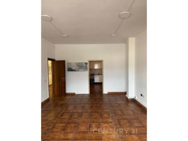 Tirane, jepet me qera zyre Kati 5, 156 m² 750 € (ish blloku)