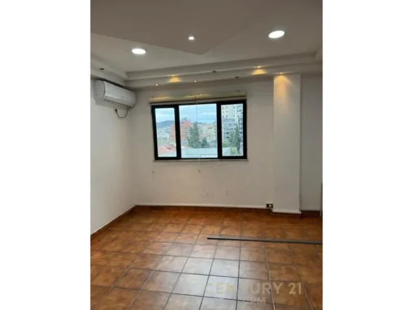 Tirane, jepet me qera zyre Kati 5, 156 m² 750 € (ish blloku)