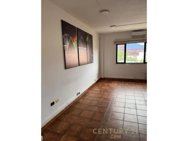 Tirane, jepet me qera zyre Kati 5, 156 m² 750 € (ish blloku)