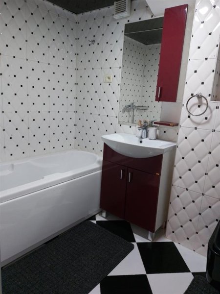 Tirane, jepet me qera apartament 2+1+Ballkon Kati 5, 75 m² 650 € (SHALLVARET QENDER)