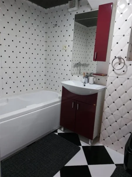 Tirane, jepet me qera apartament 2+1+Ballkon Kati 5, 75 m² 650 € (SHALLVARET QENDER)