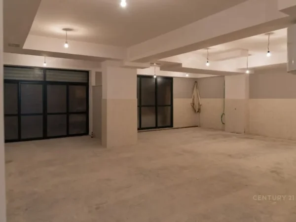 Tirane, jepet me qera ambjent biznesi Kati 0, 203 m² 650 € (21 Dhjetori)