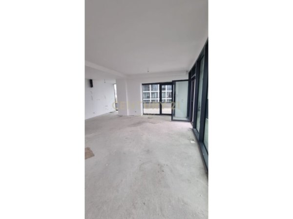 Tirane, jepet me qera apartament 3+1 Kati 7, 232 m² 3.000 € (Lake View Residences Tirana, Albania)