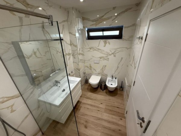 Tirane, jepet me qera Vile 2+1 Kati 1, 260 m² 1.290 € (Mullet Tirana, Albania)