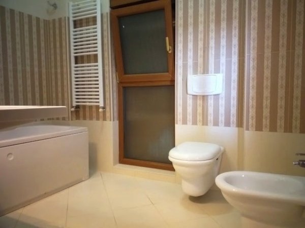 Tirane, jepet me qera Vile 3 Katshe Kati 1, 344 m² 2.500 € (Teg)