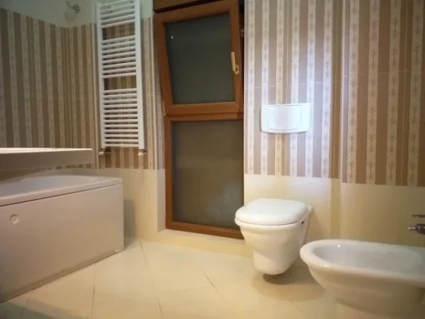 Tirane, jepet me qera Vile 3 Katshe Kati 1, 344 m² 2.500 € (Teg)