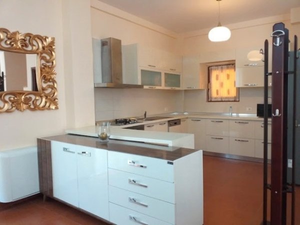 Tirane, jepet me qera Vile 3 Katshe Kati 1, 344 m² 2.500 € (Teg)