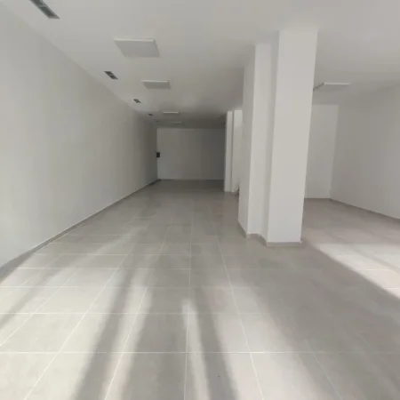 Tirane, jepet me qera ambjent biznesi Kati 0, 125 m² 1.200 € (FUSHA AVIACIONIT)