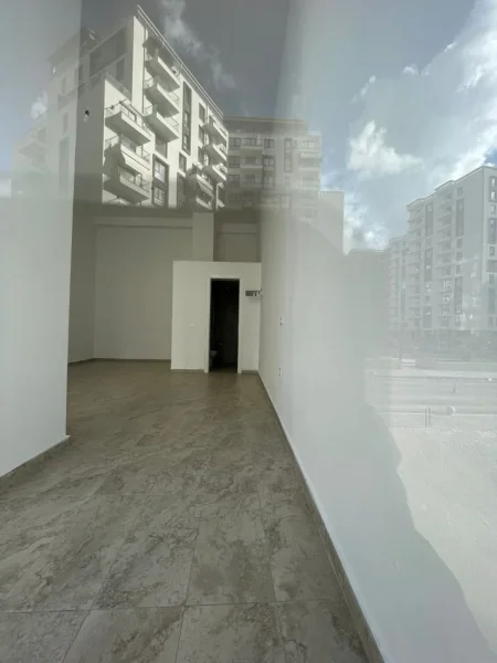 Tirane, jepet me qera dyqan Kati 0, 46 m² 500 € (FUSHA E AVIACIONIT)