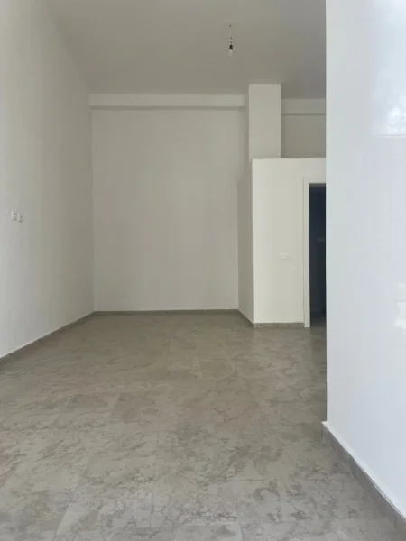 Tirane, jepet me qera dyqan Kati 0, 46 m² 500 € (FUSHA E AVIACIONIT)