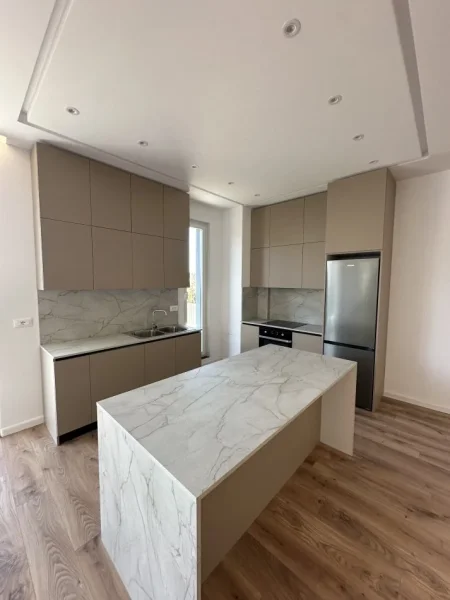 Tirane, jepet me qera Vile 3 Katshe Kati 4, 653 m² 3.500 € (Prane Qendres Tregtare TEG)