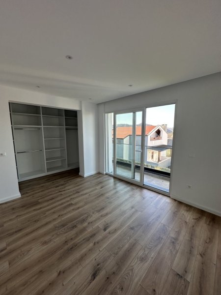 Tirane, jepet me qera Vile 3 Katshe Kati 4, 653 m² 3.500 € (Prane Qendres Tregtare TEG)