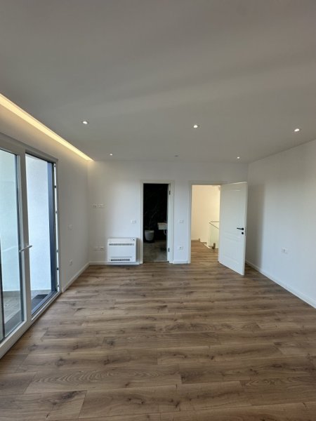Tirane, jepet me qera Vile 3 Katshe Kati 4, 653 m² 3.500 € (Prane Qendres Tregtare TEG)