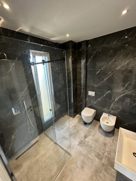 Tirane, jepet me qera Vile 3 Katshe Kati 4, 653 m² 3.500 € (Prane Qendres Tregtare TEG)